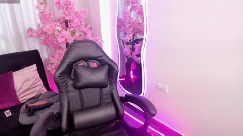 Snapshot of karol_ivonne chatting on 03.18.26 karol online show from 03.18.26