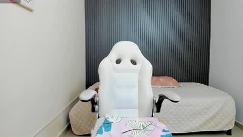 Snapshot of karola_cute_ chatting on 04.23.26 katalina online show from 04.23.26