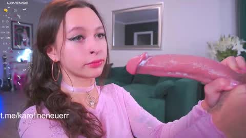 Snapshot of karolineneuer chatting on 09.29.25 karolineneuer online show from 09.29.25