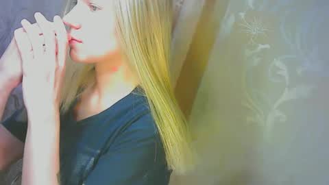 Snapshot of karolynafox chatting on 09.17.25 Caroline Fox online show from 09.17.25