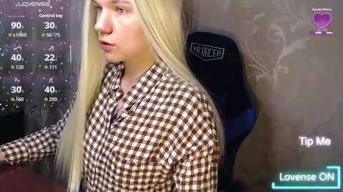 Snapshot of karolynafox chatting on 02.19.26 Caroline Fox online show from 02.19.26