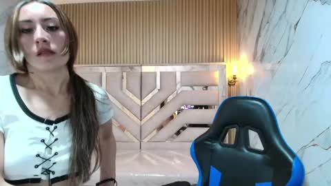 Snapshot of katalina_r chatting on 04.24.26 Katalina online show from 04.24.26