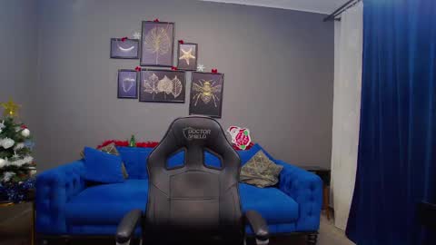 Snapshot of katewalker_ chatting on 12.21.24 Kate online show from 12.21.24