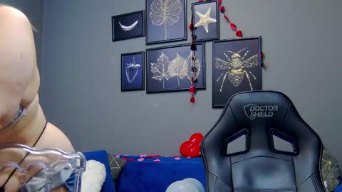 Snapshot of katewalker_ chatting on 02.13.25 Kate online show from 02.13.25