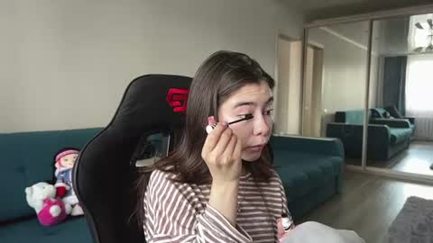 Snapshot of katheleenschraub chatting on 06.18.26 Elle online show from 06.18.26