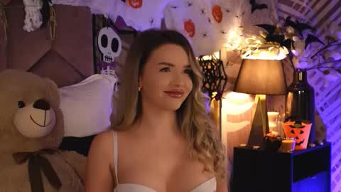 Snapshot of katjolie chatting on 10.27.25 KatJolie online show from 10.27.25