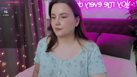 Snapshot of katyaneilson chatting on 06.18.26 Kate online show from 06.18.26