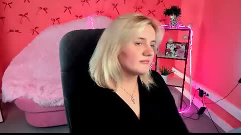 Snapshot of katybriggs chatting on 06.26.26 Katy online show from 06.26.26