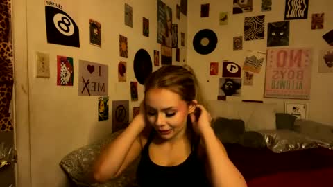 Snapshot of katyflowerpower chatting on 12.24.24 katy online show from 12.24.24