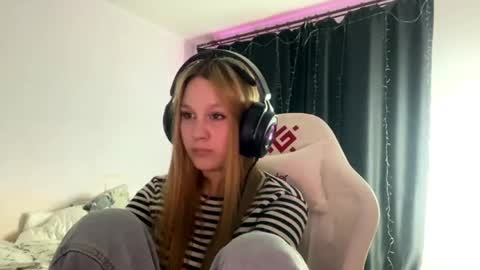 Snapshot of kayceefroehner chatting on 04.23.26 Amia online show from 04.23.26