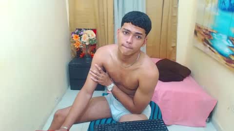 Snapshot of keinner_monstercock chatting on 10.21.25 keinner  sexy hot bigcock online show from 10.21.25