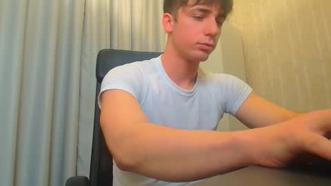 Snapshot of kellenwest chatting on 12.19.25 KellenWest online show from 12.19.25