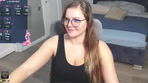 Snapshot of kellielowie chatting on 12.23.24 kellielowie online show from 12.23.24