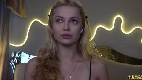 Snapshot of kelly_peachpiee chatting on 10.28.25 Kelly online show from 10.28.25