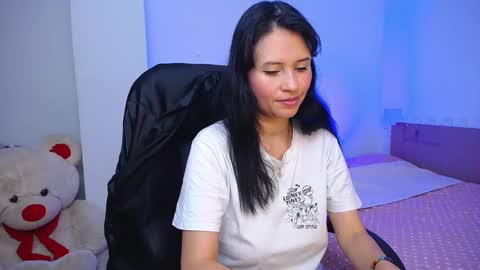 Snapshot of kelly_richardson1 chatting on 02.13.25 elena online show from 02.13.25