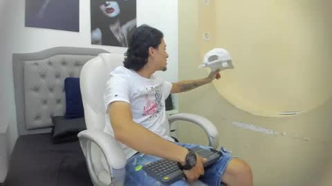 Snapshot of ken_valkov chatting on 04.12.26 Ken Valkov online show from 04.12.26