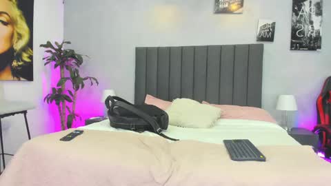 Snapshot of kendra_london chatting on 04.28.26 Kendra London online show from 04.28.26