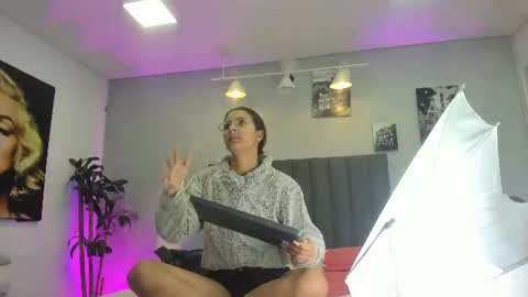 Snapshot of kendra_london chatting on 06.15.26 Kendra London online show from 06.15.26