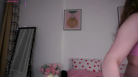 Snapshot of kendraedger chatting on 05.30.26 Kira online show from 05.30.26
