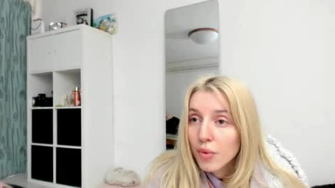 Snapshot of kenziedawton chatting on 05.10.26 Kenzie online show from 05.10.26