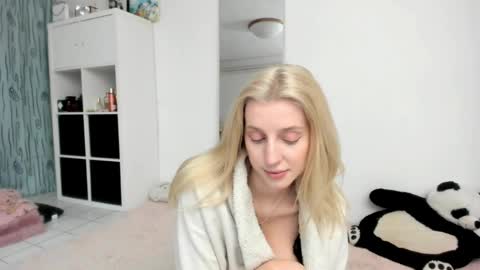 Snapshot of kenziedawton chatting on 05.18.26 Kenzie online show from 05.18.26