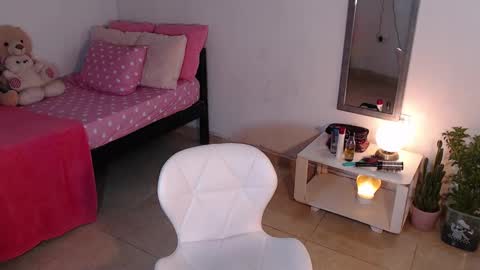 Mia  online show from 01.06.25