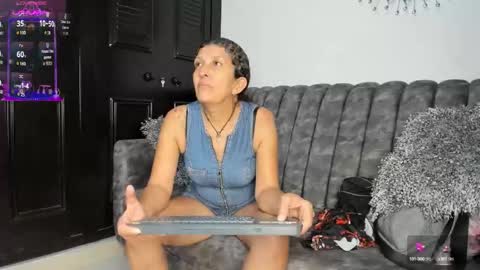 Snapshot of keyla_milf chatting on 10.17.25 Keila Milf online show from 10.17.25