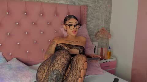 Khelany Isyy  online show from 10.27.25