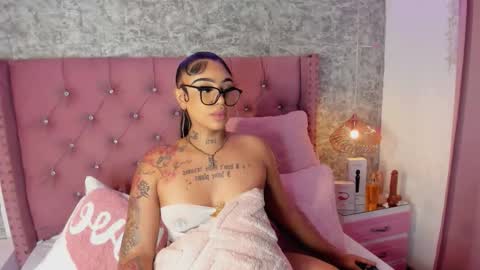 Khelany Isyy  online show from 02.21.26