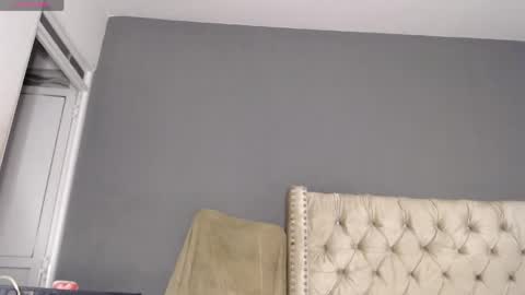 Snapshot of khloe33 chatting on 04.25.26 khloe33 online show from 04.25.26