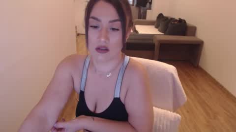 Snapshot of khloe_star chatting on 10.02.25 Khloe online show from 10.02.25