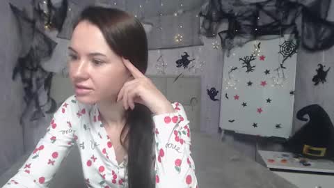 Snapshot of kiaracriegs chatting on 10.19.25 Kara online show from 10.19.25