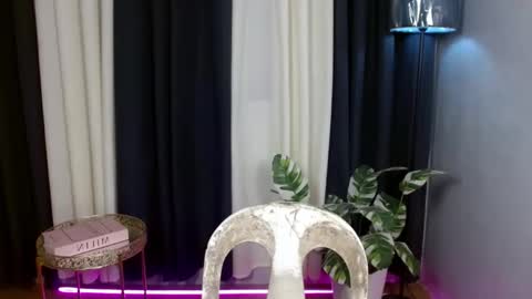 Im Mia online show from 10.12.25