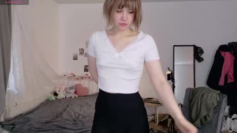 Snapshot of kikimoor chatting on 05.30.26 Kiki online show from 05.30.26