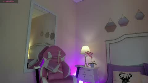 Snapshot of kimapril chatting on 09.28.25 April online show from 09.28.25