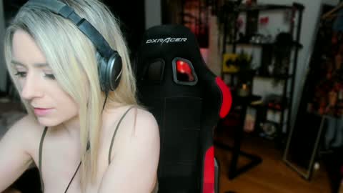 Wolfs Girl online show from 03.12.25