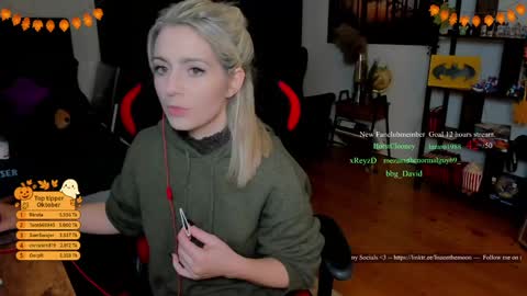 Wolfs Girl online show from 10.30.25