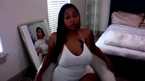 Snapshot of kimmyluxx chatting on 02.08.25 kimmyluxx online show from 02.08.25