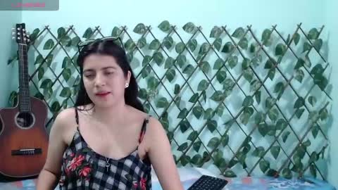 Snapshot of kimzu2830 chatting on 02.08.25 Kim and Zuka online show from 02.08.25
