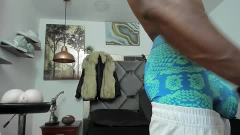 Snapshot of king_fitt_ chatting on 12.28.24 HOT MEN BLACK online show from 12.28.24