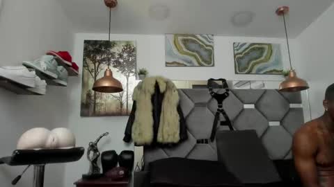 Snapshot of king_fitt_ chatting on 01.28.25 HOT MEN BLACK online show from 01.28.25