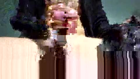 Snapshot of kingstache chatting on 01.04.25 Kingstache online show from 01.04.25