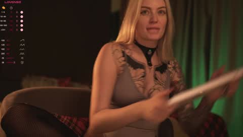 kinkylina_ online show from 12.30.24