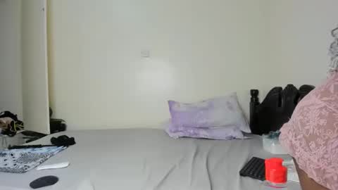 Snapshot of kinkylyla chatting on 01.04.25 Kinky online show from 01.04.25