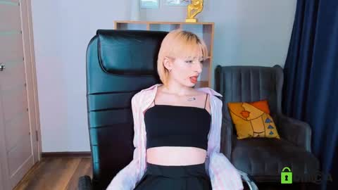 Snapshot of kira__cutie chatting on 04.28.26 Kira online show from 04.28.26