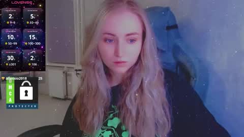 Snapshot of kira_love_sleep chatting on 10.22.25 you know thumb up me please its important online show from 10.22.25