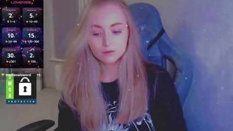 Snapshot of kira_love_sleep chatting on 10.30.25 you know thumb up me please its important online show from 10.30.25