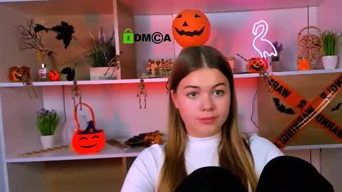 Snapshot of kira_vee chatting on 10.28.25 kira_vee online show from 10.28.25