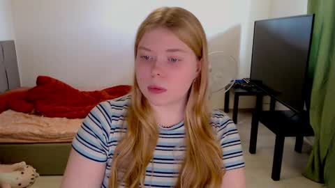 Snapshot of kitten_jenny01 chatting on 05.08.26 Jennyblonde and Emmabrunette online show from 05.08.26