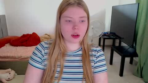 Snapshot of kitten_jenny01 chatting on 05.09.26 Jennyblonde and Emmabrunette online show from 05.09.26